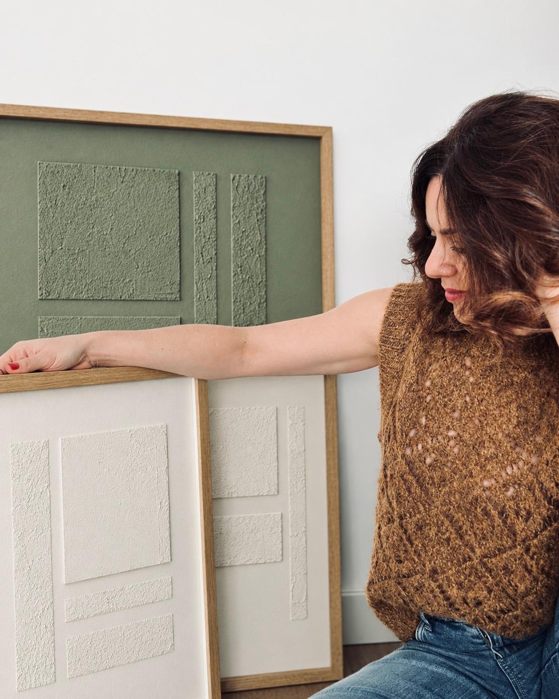 Alejandra Duarte junto a sus cuadros de la colección RELIEF